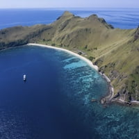 Pogled iz zraka na idilični otok Gili Banta, Indonezija. Tisak plakata Ethan Daniels